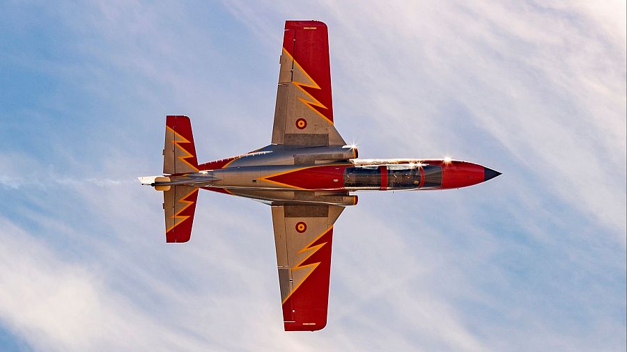 Un avión CASA C-101 de la Patrulla Águila, en Academia General del Aire en San Javier